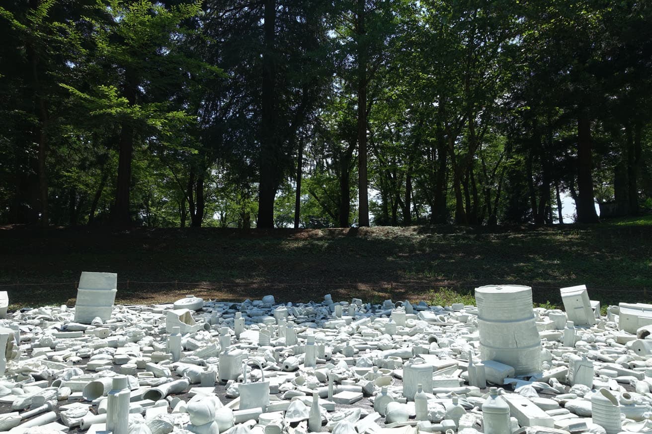 《遺棄》2001-2015年、磁器、サイズ可変 © Liujianhua Studio