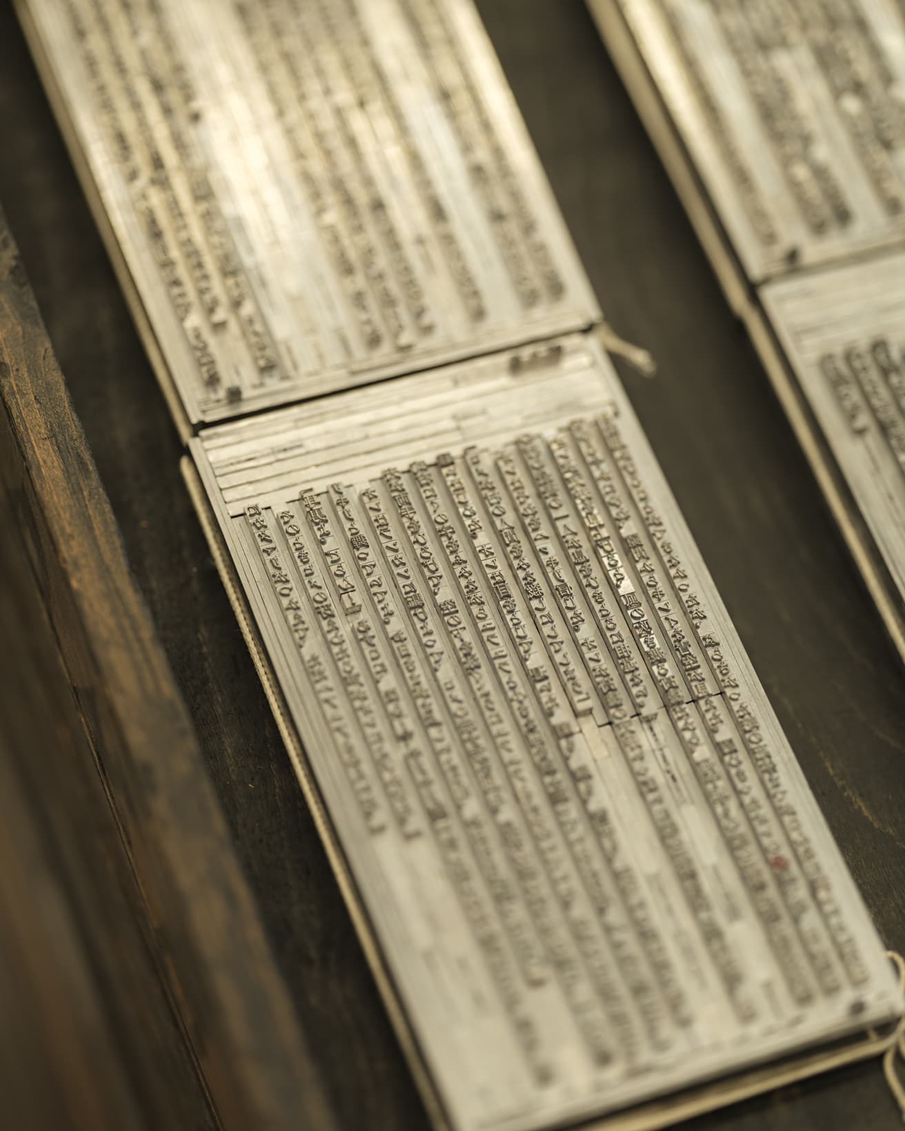 活字棚から原稿に合わせて活字を拾い、指定に合わせてページに組んだもの。