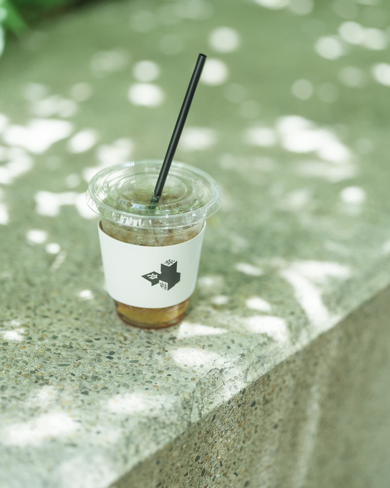 喫茶で購入した飲み物は、地階の記録室や2階のベンチで味わえる。こちらは、製本に使う「にかわ」をイメージした「にかわソーダ」。ジンジャーエールに、はちみつやゼリーを合わせている。