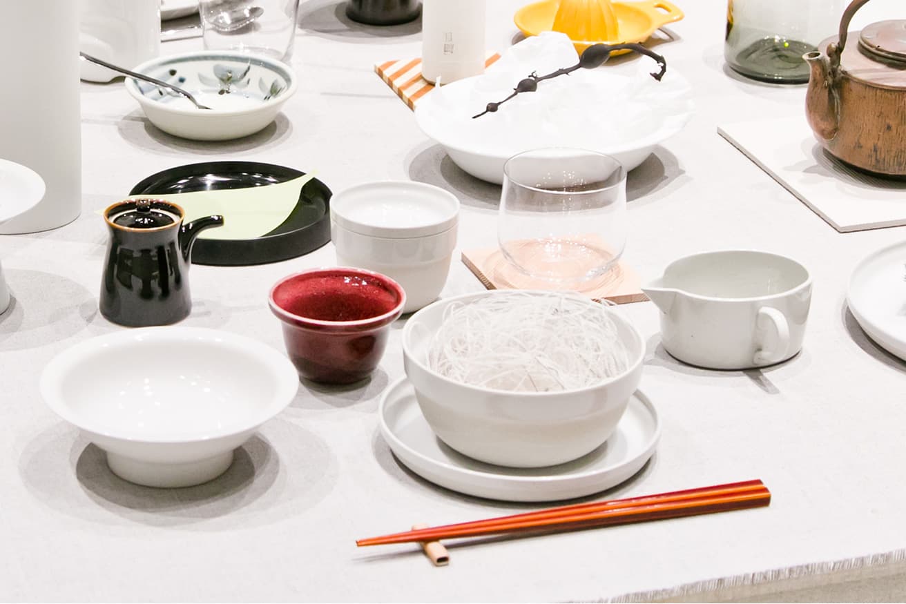 〈BaBaBa〉『MÅLTID 食事の風景』　デンマークと日本で集めた食にまつわる道具を、自らのプロダクトとミックス。
