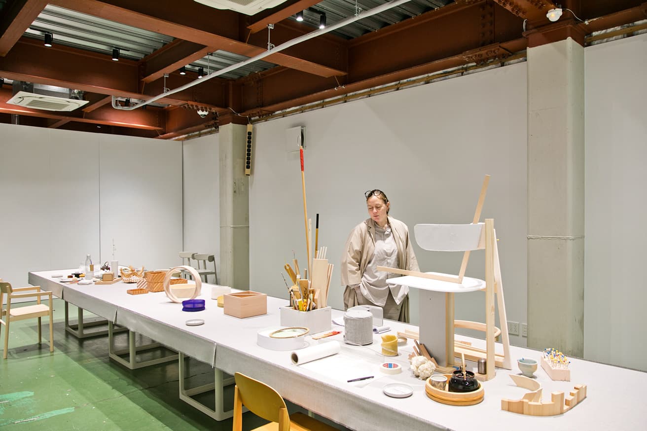 展示をチェックするセシリエ。