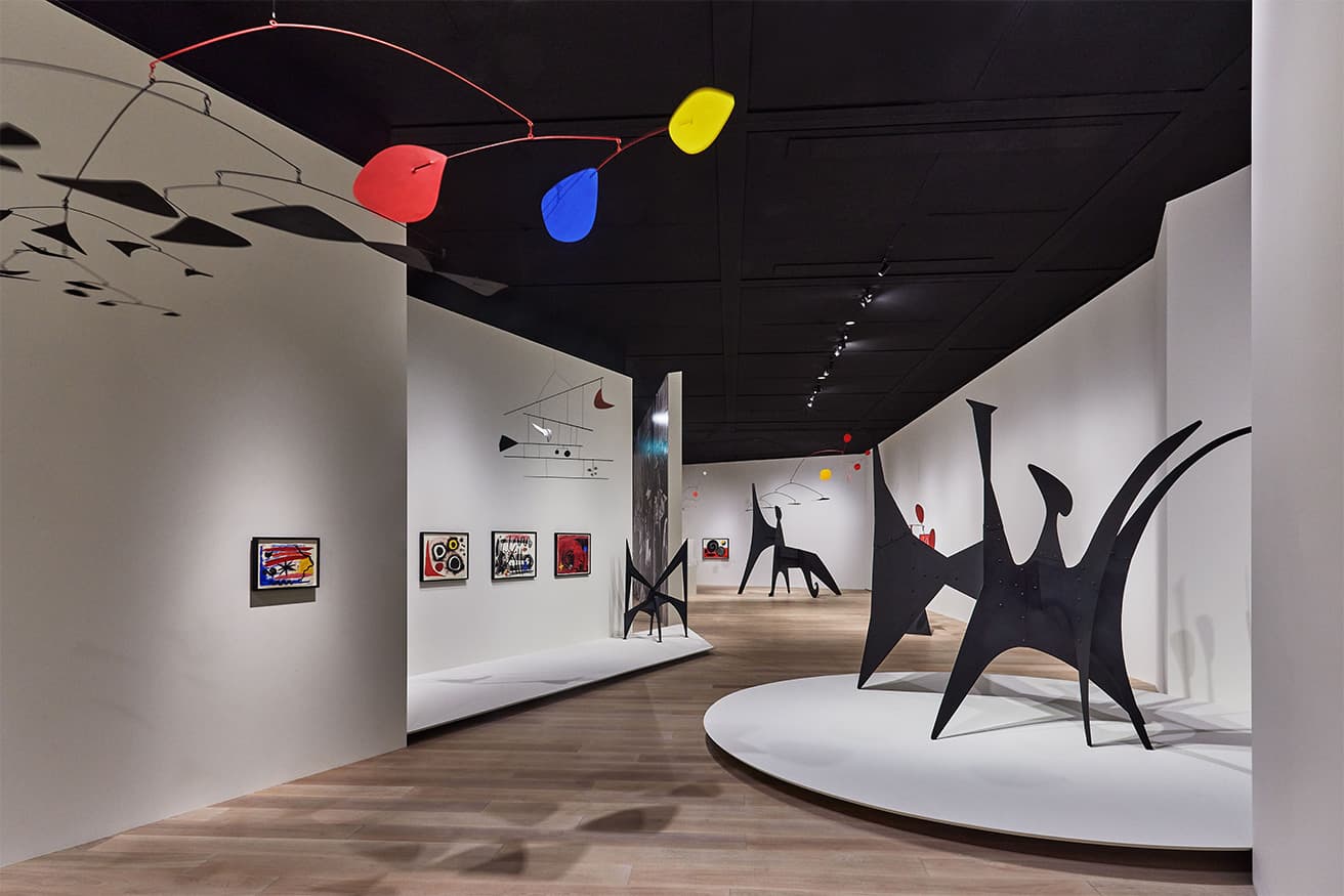 『カルダー：そよぐ、感じる、日本』展の会場風景。東京でのカルダーの個展は35年ぶりだという。Installation view of Calder: Un effet du japonais, Azabudai Hills Gallery, 2024 Photo: Tadayuki Minamoto