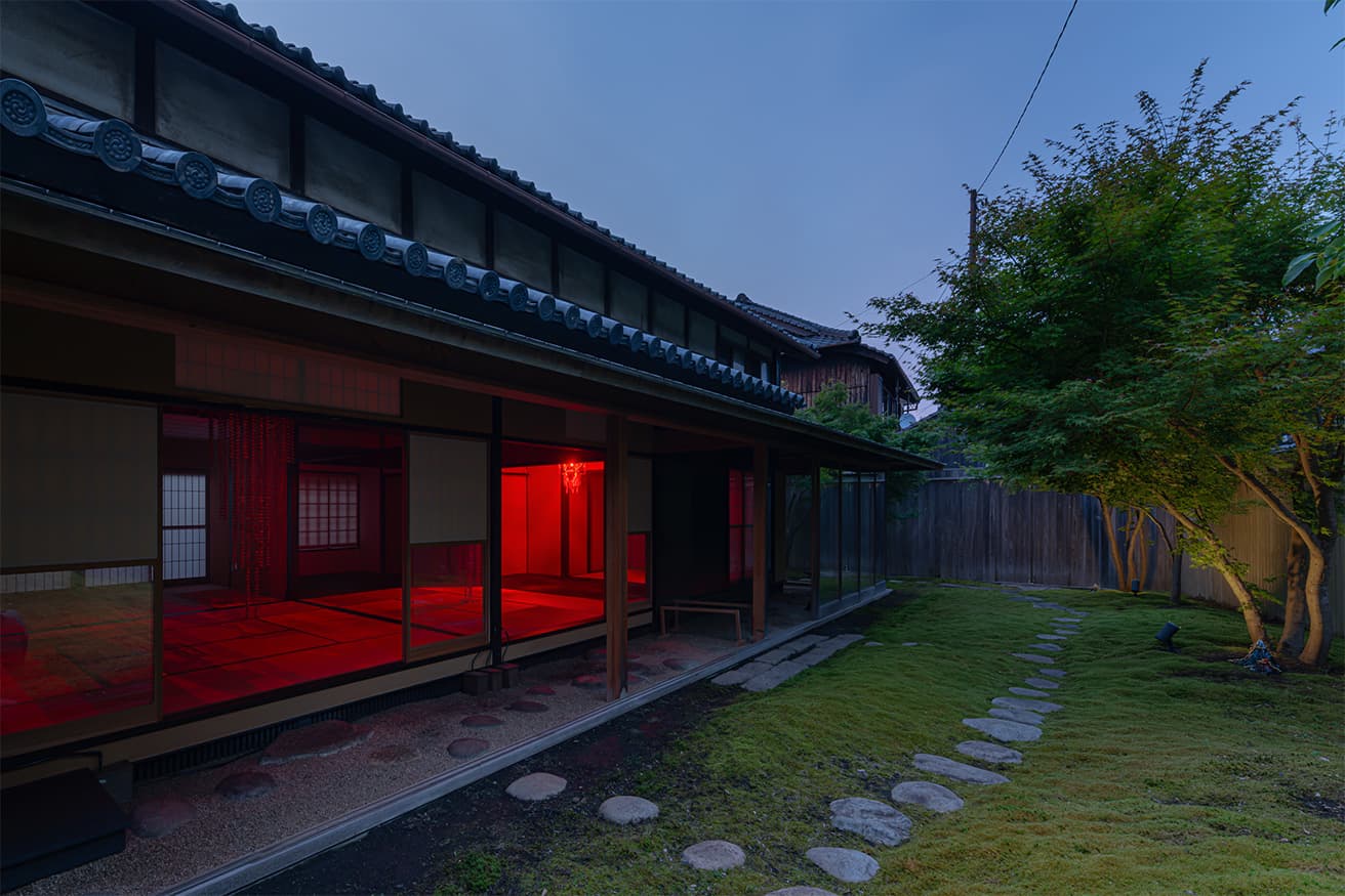 〈またべえ〉の外観。時間により、展示内容が異なる。photo_Nobutada OMOTE