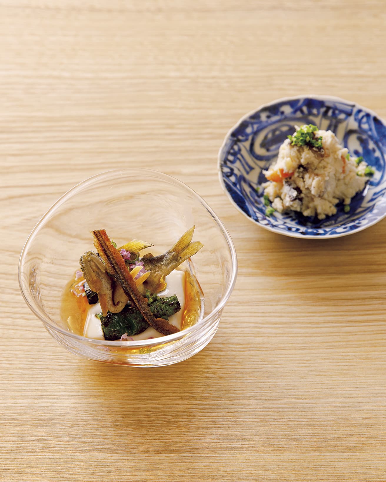 ごま豆腐と稚鮎の唐揚げ（11,000円のお任せの一例）。おからなどの一品料理は別途追加可能。