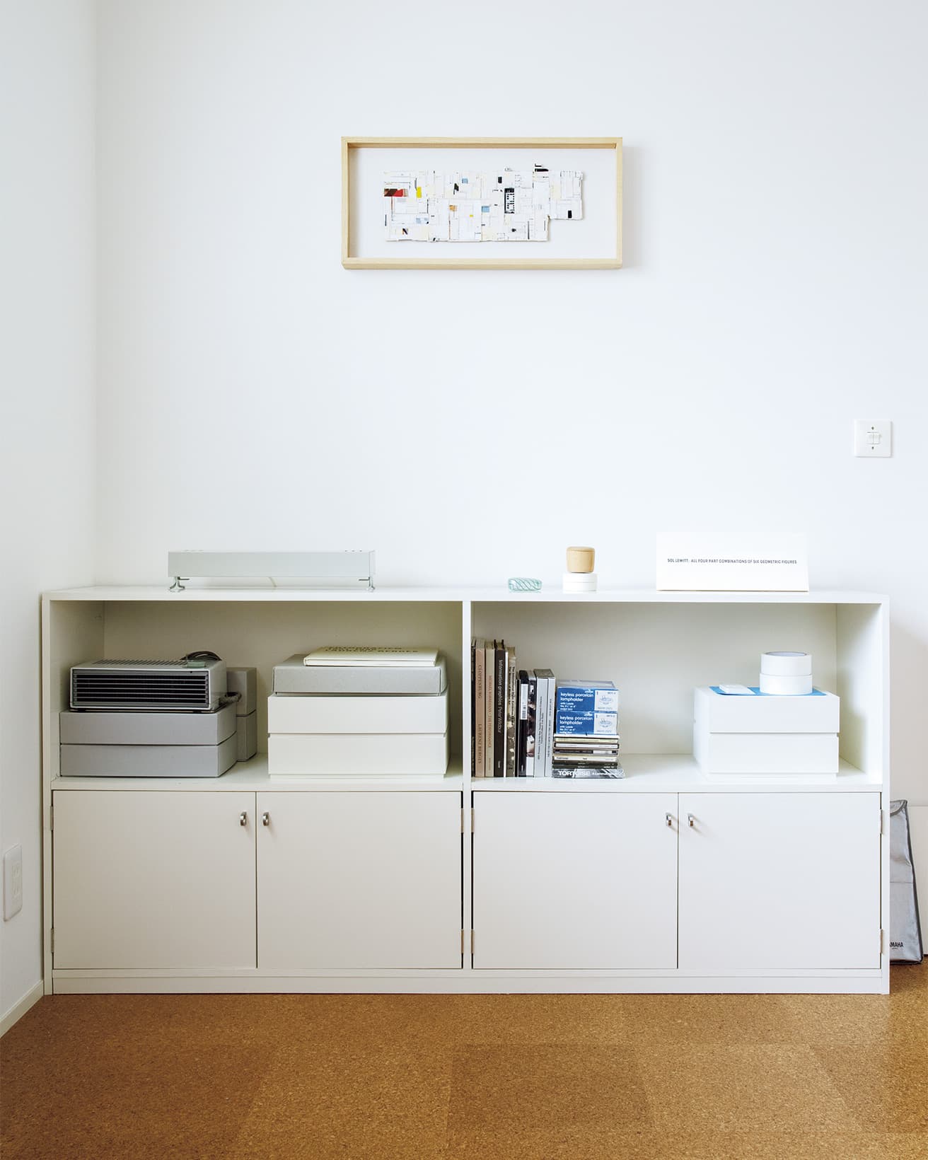 仕事部屋にある自作の棚。蝶番やハンドルもありふれたものを好む。