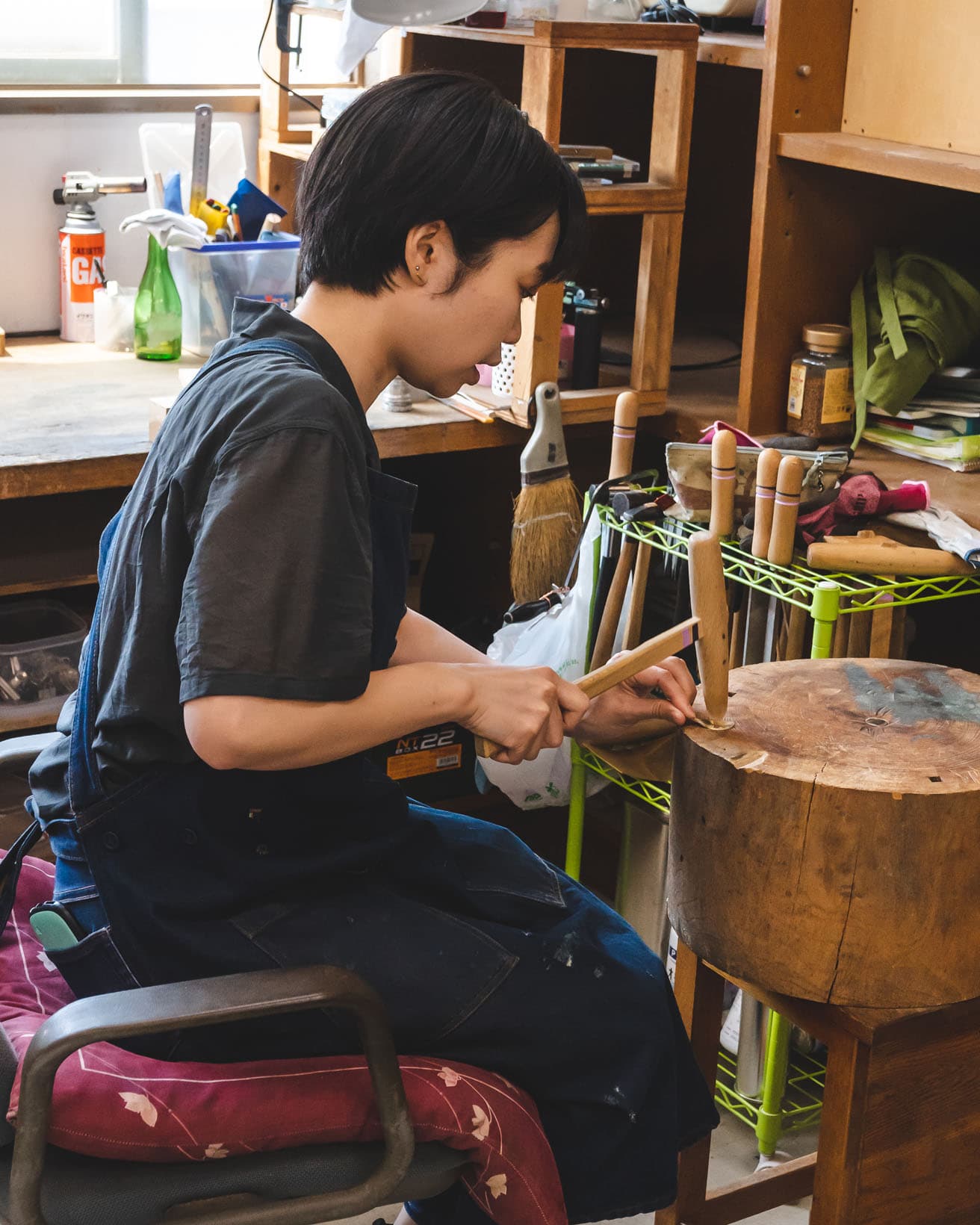 金工作家の岸洸実（きし ひろみ）さん。大学の研究室で制作に向かう。