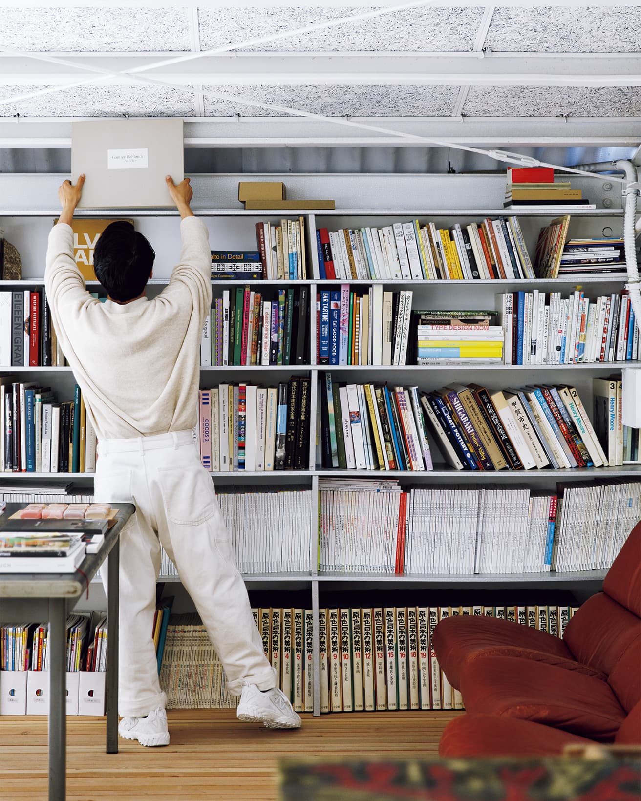 書架は、サイズに合わせて棚板幅を調整。