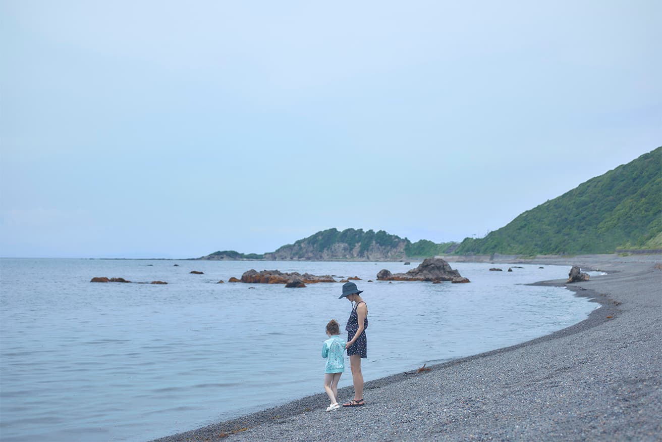 ミナ ペルホネンのテキスタイルに心躍る、親子で着たいビーチウェア。〈HELLY HANSEN〉は1877年にノルウェーの港町「モス」で商船隊の船長を務めていたヘリー・ J ・ハンセンにより生まれたスポーツウェアブランド。「BE WITH WATER」をブランドのフィロソフィーに掲げ、多くの人を海や水辺へ誘いながら、自然との新たな、そして、正しい接し方を伝える。