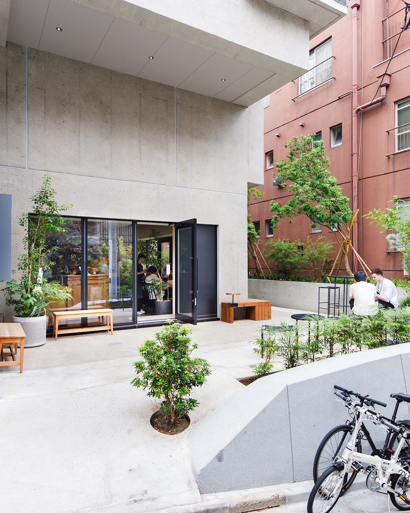 〈CABO uehara〉の外観。一階の道沿いには代々木上原の人気店〈No.（ナンバー）〉が移転＆リニューアルオープン。
