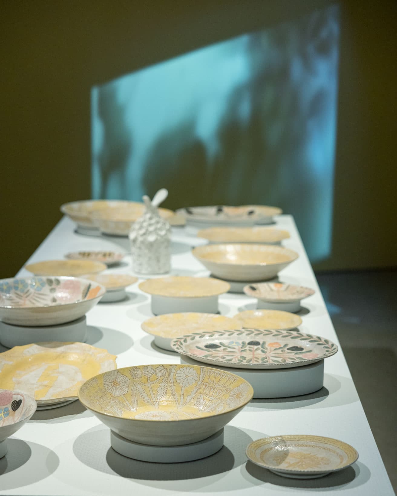「まいにち展」は、朝食をイメージした黄色い器が並ぶ「あさごはん」の会場からはじまる。
