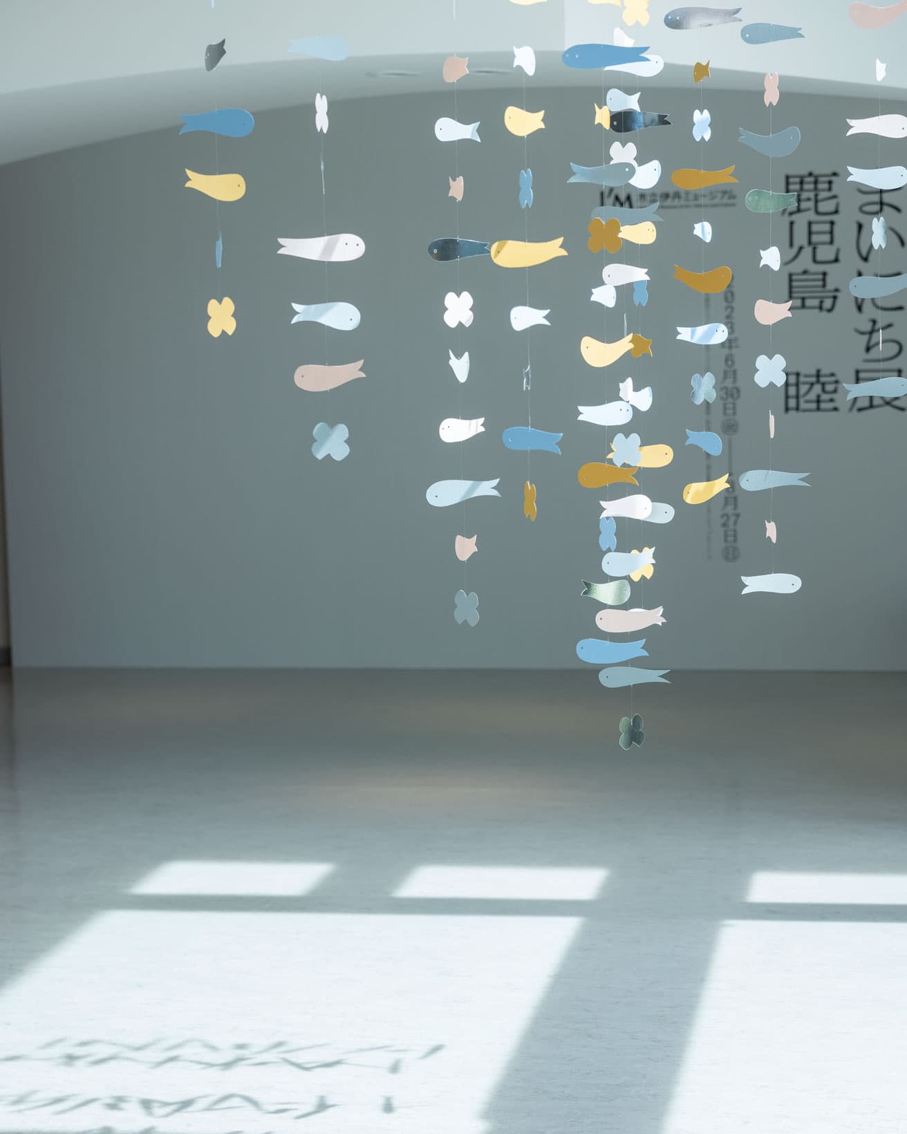 会場入り口前できらきら光りながら揺れるのは、本展のために制作されたモビール「Waterspout」。栃木県の〈mother tool〉が、鹿児島による切り絵の魚をモチーフにして再構成した。ちなみに、今回の展示作品は、一部を除き撮影OK。