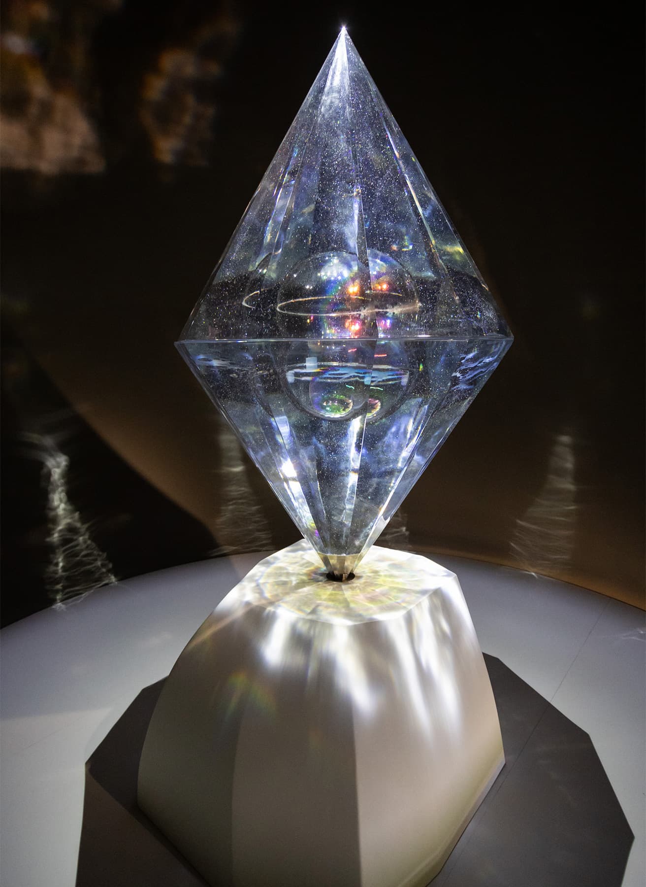 クリスタル・ガラス製の《Peace Crystal》。Mariko Mori, Peace Crystal, 2016-2024, Crystal glass, 5’6” (167.5 cm) Photo by Massimo Pistore, Courtesy Faou Foundation and SCAI The Bathhouse