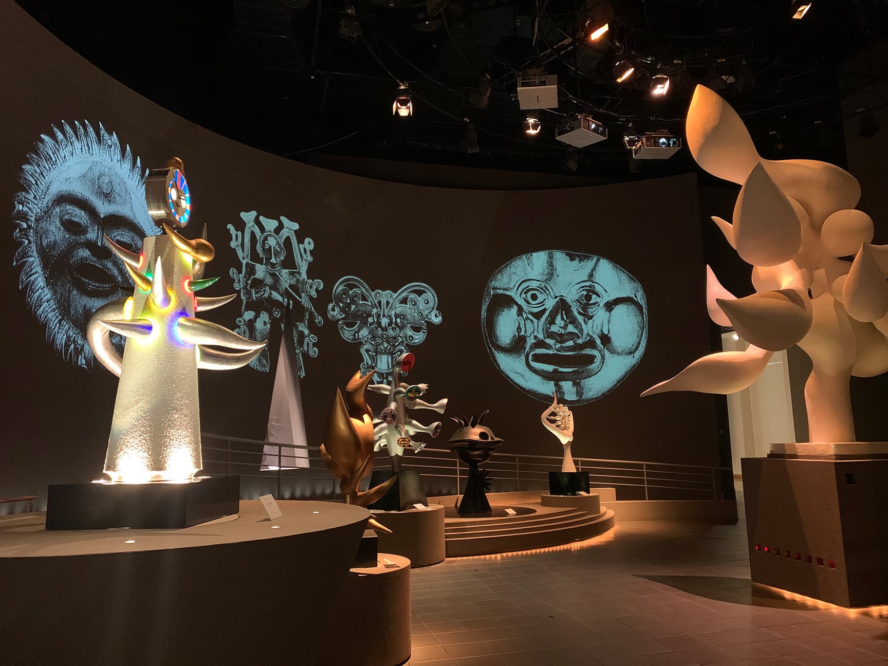 川崎市岡本太郎美術館