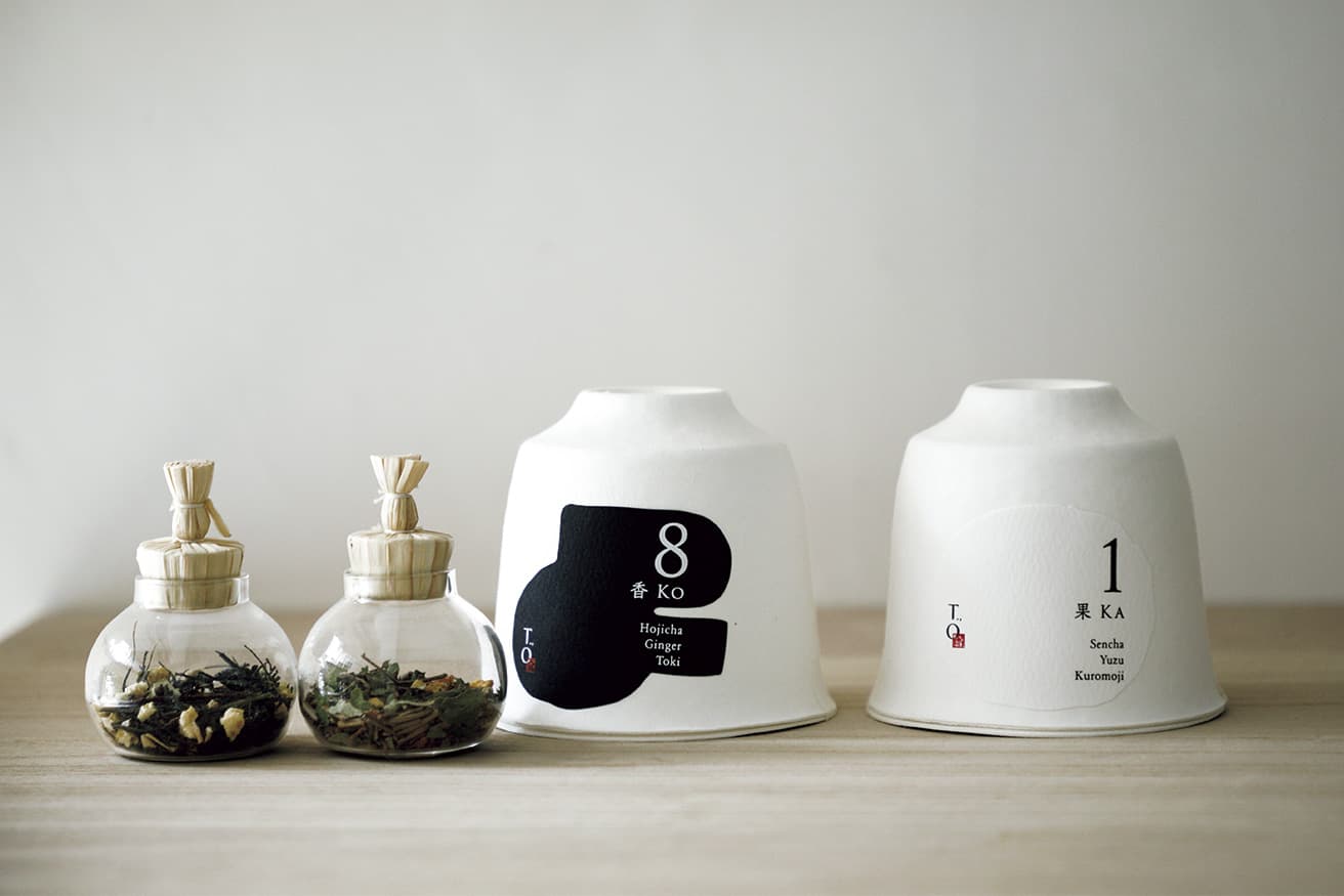 右・煎茶に柚子皮と黒文字をブレンドした爽やかさ。《T., Collection 1果 Ka》40g 2,592円。左・焙じ茶に生薬である生姜と当帰を加え刺激をプラス。《T., Collection 8香 Ko》ティーバッグ8個 2,268円。photo_Makoto Ito