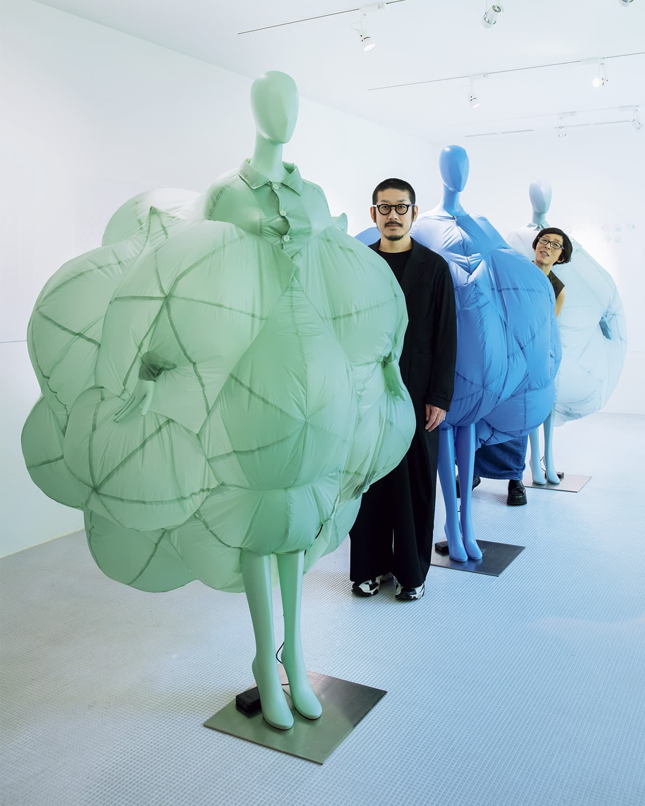 建築家・妹島和世が館長を務める〈東京都庭園美術館〉正門横の旧門衛所で、〈アンリアレイジ〉森永邦彦と妹島のコラボ作品を展示中。不思議なシルエットを持つ3体のドレスに込められた意味を、2人に語ってもらいます。