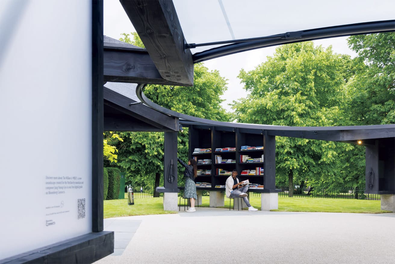 中庭の上部にあるリング状の鉄骨が屋根を支え、5つの島を繋げている。Serpentine Pavilion 2024, Archipelagic Void, designed by Minsuk Cho, Mass Studies (c) Mass Studies Photo: Iwan Baan Courtesy: Serpentine 