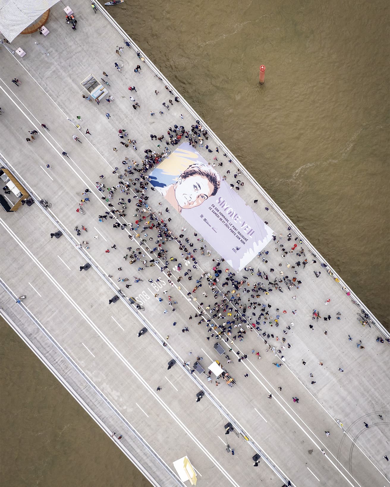 橋の名の元になった政治家、シモーヌ・ヴェイユのバナー。Photo by JB Menges, courtesy of Bordeaux Metropole
