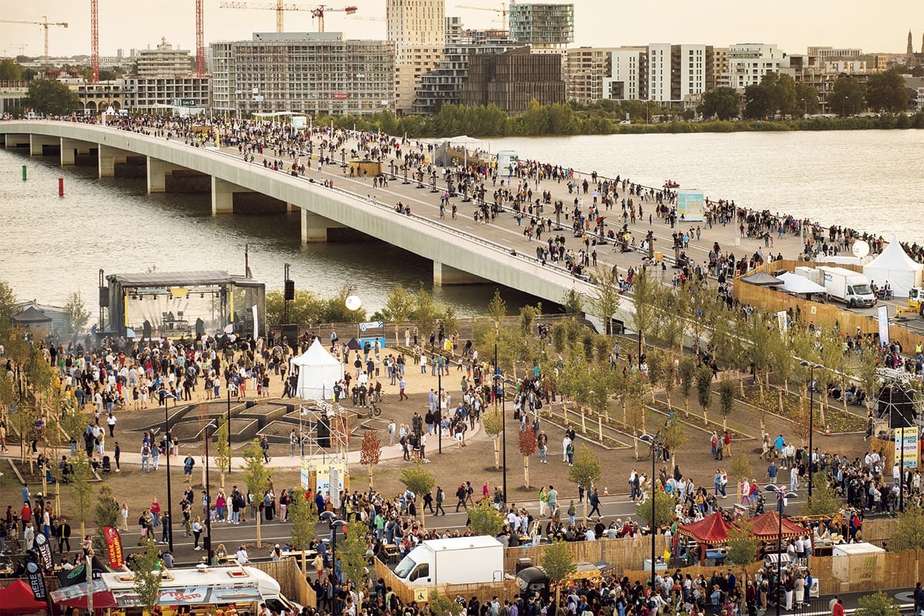 開通式の日の〈シモーヌ・ヴェイユ橋〉。手前の岸辺にある公園でもイベントが行われた。Photo by JB Menges, courtesy of Bordeaux Metropole
