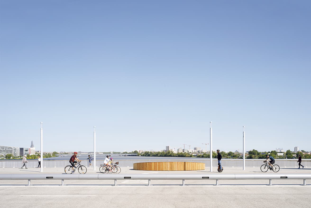 中央の仮設構造物もOMAのデザイン。ベンチやステージなど、さまざまに使える。Photo by Clement Guillaume, courtesy OMA