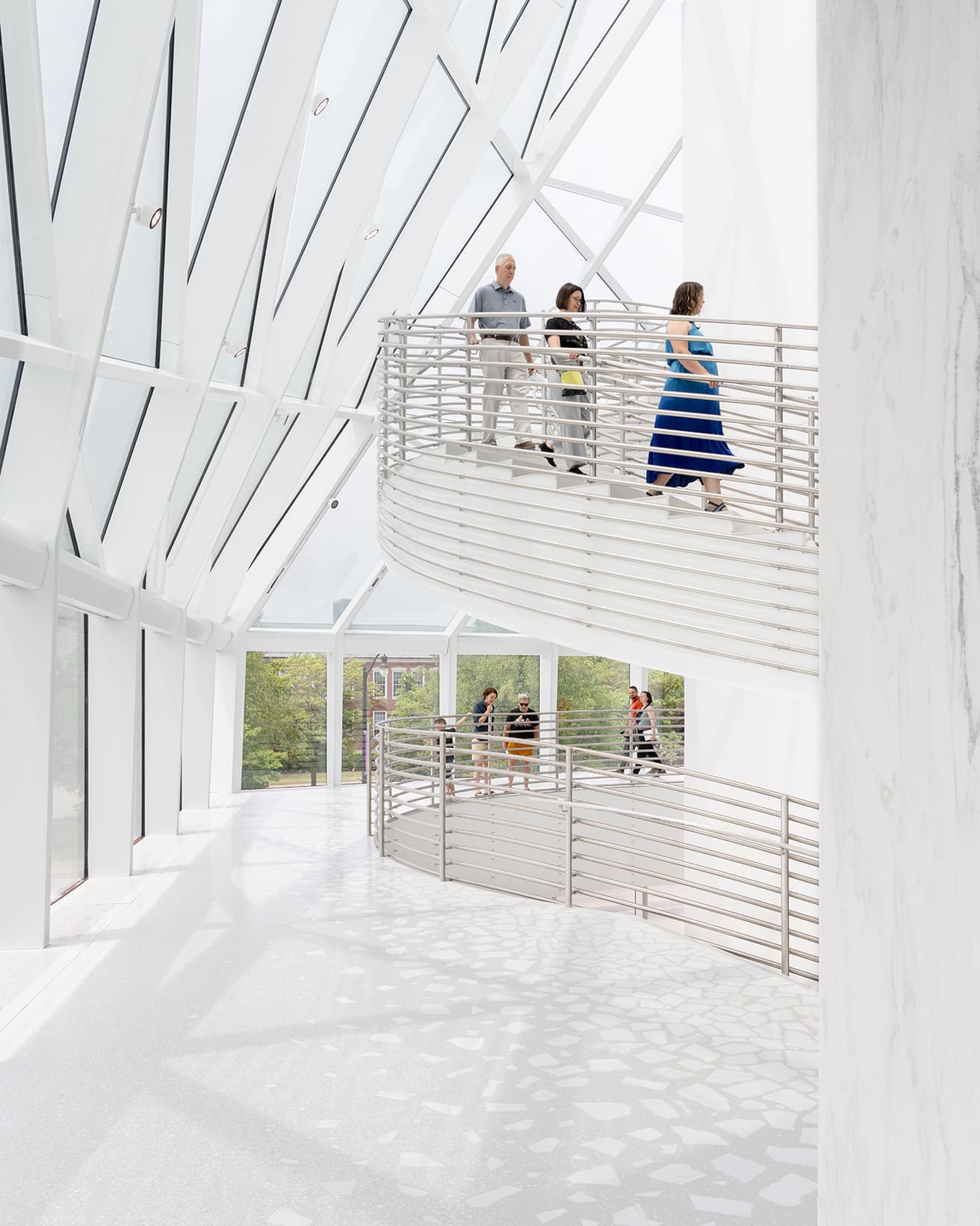OMA NY設計、新館〈グンラック・ビル〉の〈スカルプチャー・テラス〉。