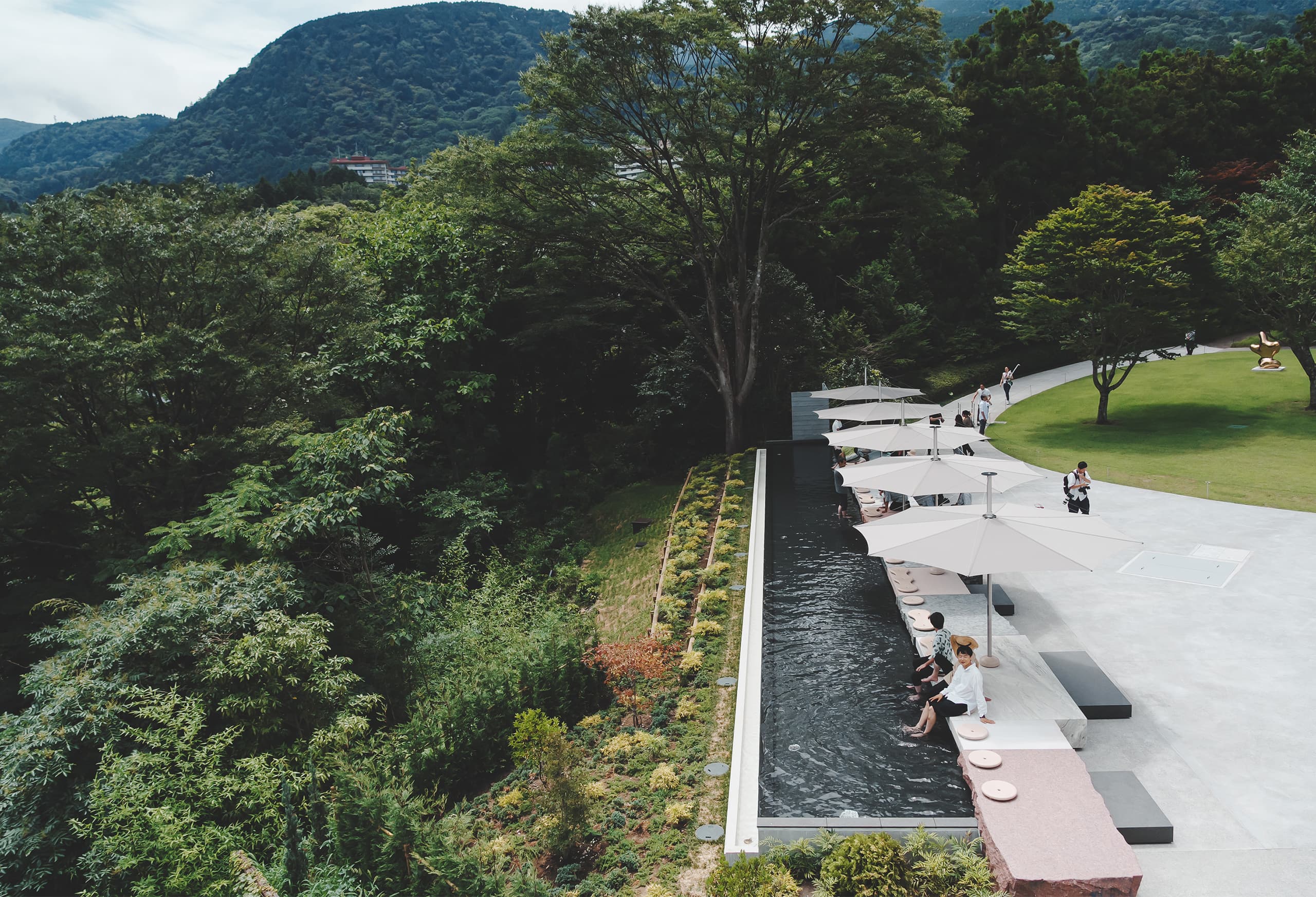 開館55周年、箱根〈彫刻の森美術館〉の足湯がリニューアル。舟越桂展も開催中です。