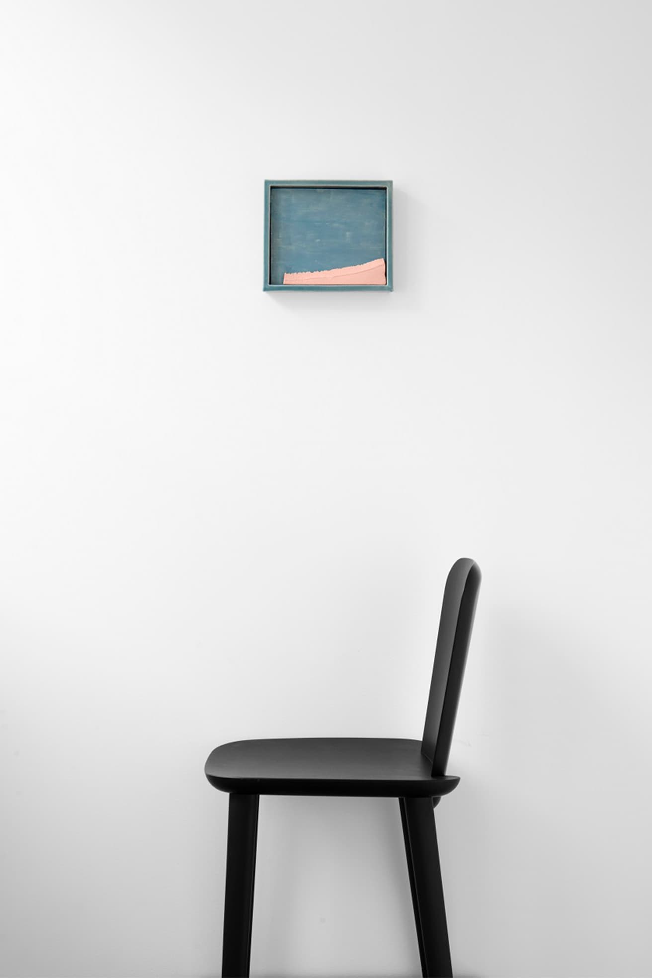 《Bas reliefs 02, 2024》​L25 x W21 x H4 cm。(c) Claire Lavabre studio bouroullec。《Bas reliefs》は、色と素材の組み合わせによって生み出される美しさが独自の魅力を醸し出すセラミックのレリーフのシリーズだ。