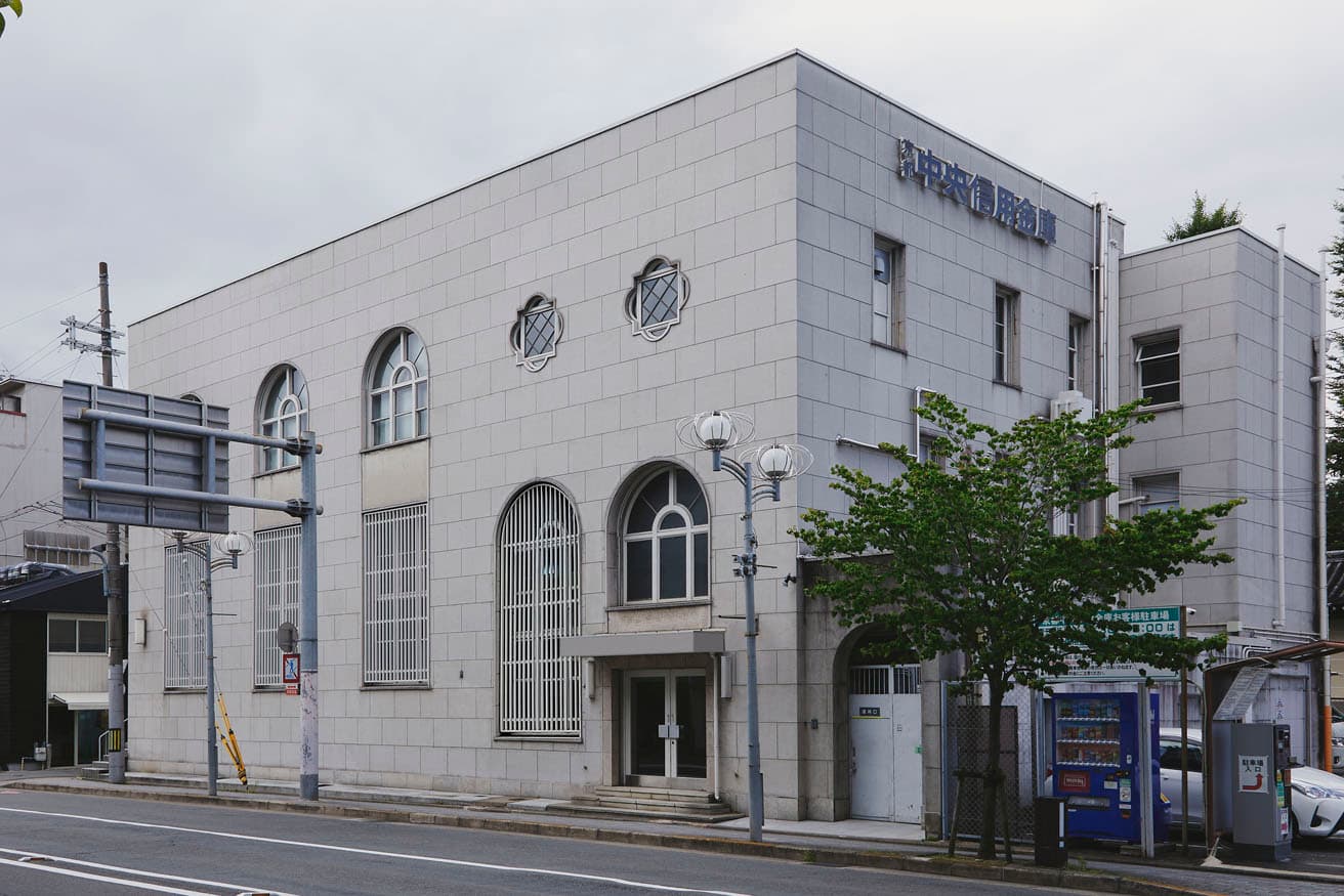 『BRIAN ENO AMBIENT KYOTO』の会場だった〈京都中央信用金庫 旧厚生センター〉は、1930年、関根要太郎の設計で〈不動貯金銀行七条支店〉として建てられた歴史的建造物だ。ここではコーネリアス、バッファロー・ドータ―、山本精一による「音」を重要なテーマにした作品が展示される。