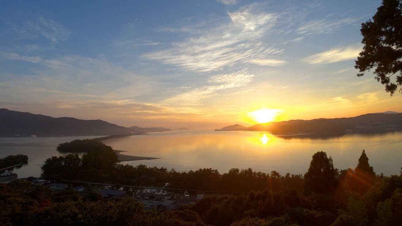 夕日が沈む天橋立の様子。
