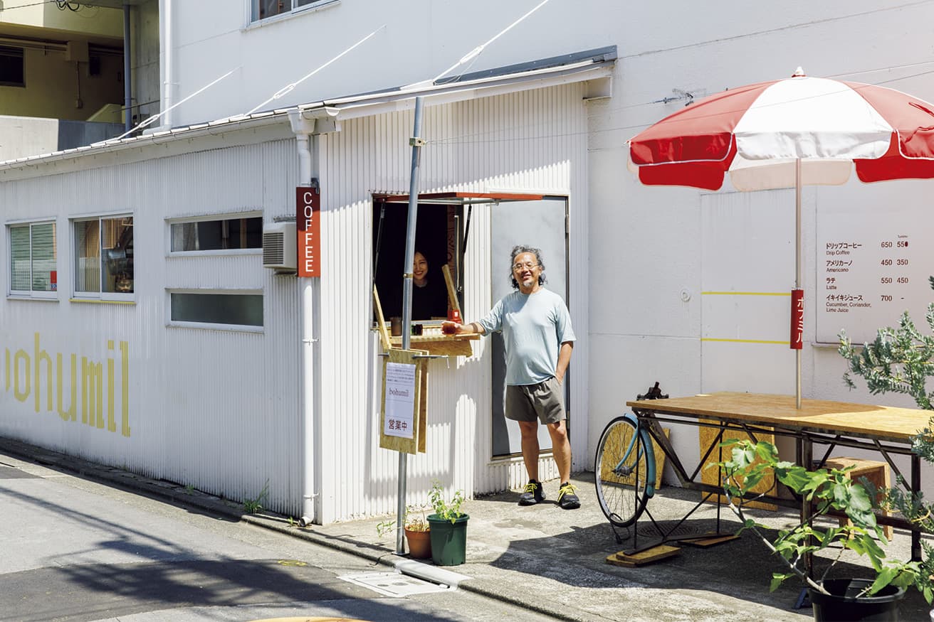 カウンター前に立つ長坂常。もともとキッチンだった一角をカフェに改装。日々変化を続ける。タンブラー持参で100円引き！