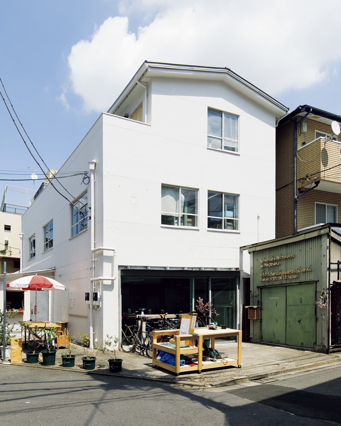 元はスキーマ建築事務所のキッチンとして使われていたスペースへパラサイト。