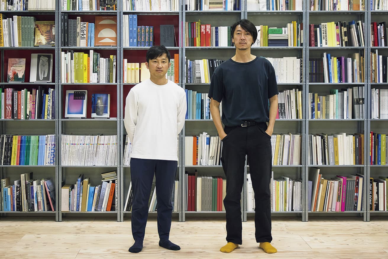 ネルホル　2007年、グラフィックデザイナー・田中義久（右）と彫刻家・飯田竜太（左）によって結成されたアーティストデュオ。二人の対話を元に田中がアイデアを練り、飯田が彫るというスタイルを取る。写真と彫刻を組み合わせた独自の表現を通じ、時間と空間に深く関わる多層的な探究を続けている。「VOCA賞2020」大賞を受賞。主な展示に『Tenjin,Mume Nusa』（太宰府天満宮宝物殿／2024年）、『Beyond the Way』（レオノーラ・キャリントン美術館／2024年）などがある。
