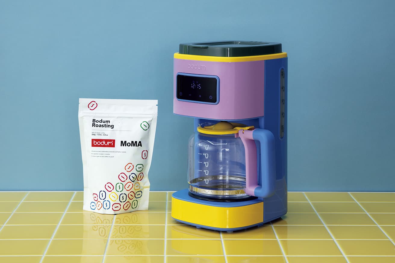 電動コーヒーメーカー12カップ用14,850円、《Bodum+MoMAホールビーンコーヒーブレンド》1,944円。