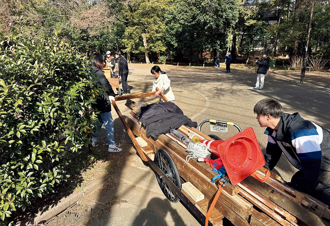 木材はリヤカーに積み、吉祥寺の住宅街や公園を歩きながら運んだ。