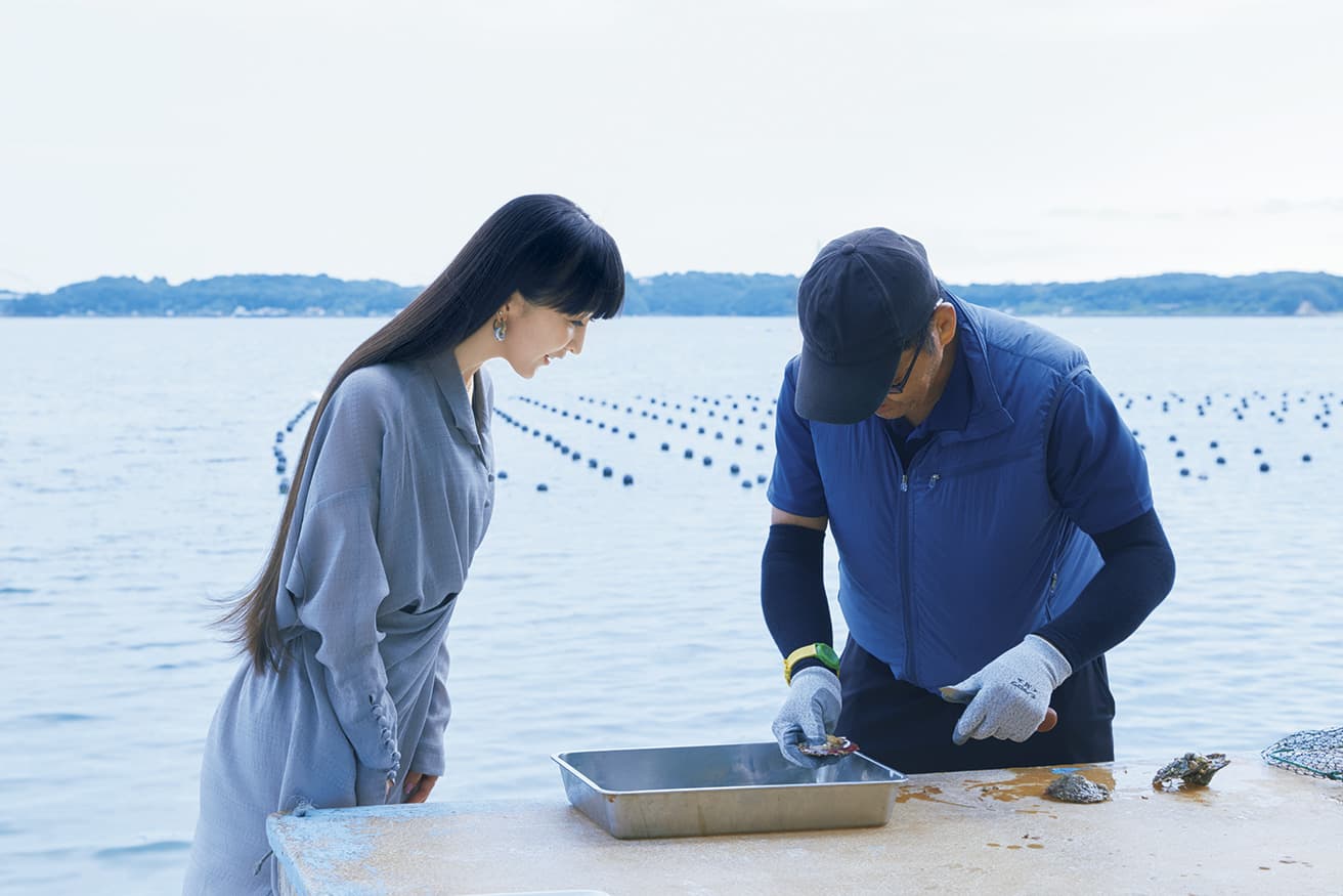 三重県志摩市、波が穏やかな英虞湾の間崎島にある養殖場で。アコヤ貝を開けて真珠を取り出す工程を見せてもらう。「時間をかけ苦労して育てた貝一つに真珠が一粒。本当に貴重なんですね」とかしゆか店主。