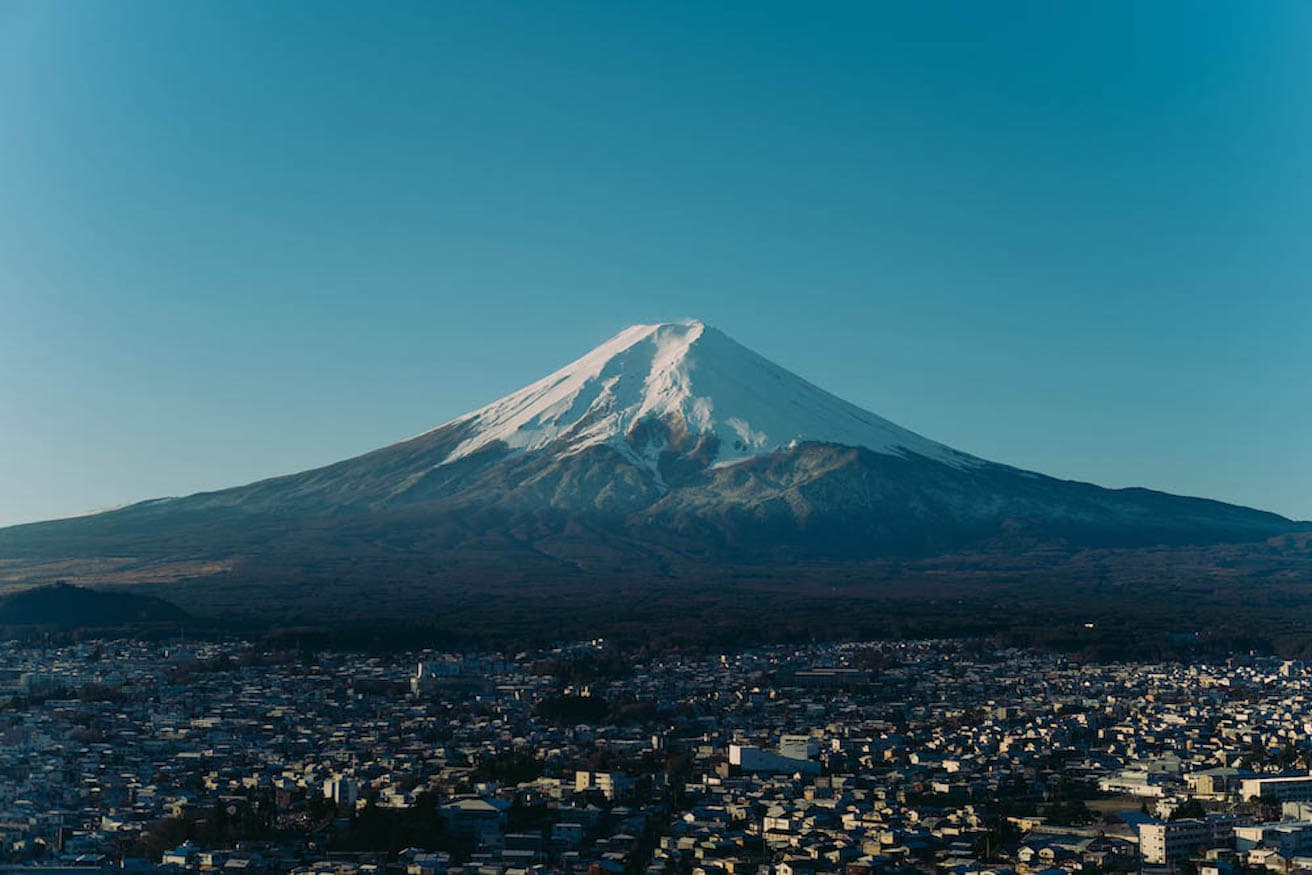 富士吉田の街と富士山。富士山の世界文化遺産登録10周年を記念して、今年は通常は入れない建物の屋上などを開放する企画「FUJI SKY ROOF」も行う。