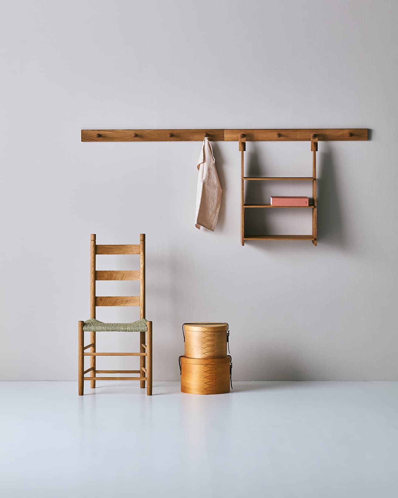 《Ann Shaker Hanging Shelf》（アン シェーカー ハンギング シェルフ）66,000～88,000円。《Ann Shaker Peg Rail》（アン シェーカー ペグ レイル）50,600～55,000円。