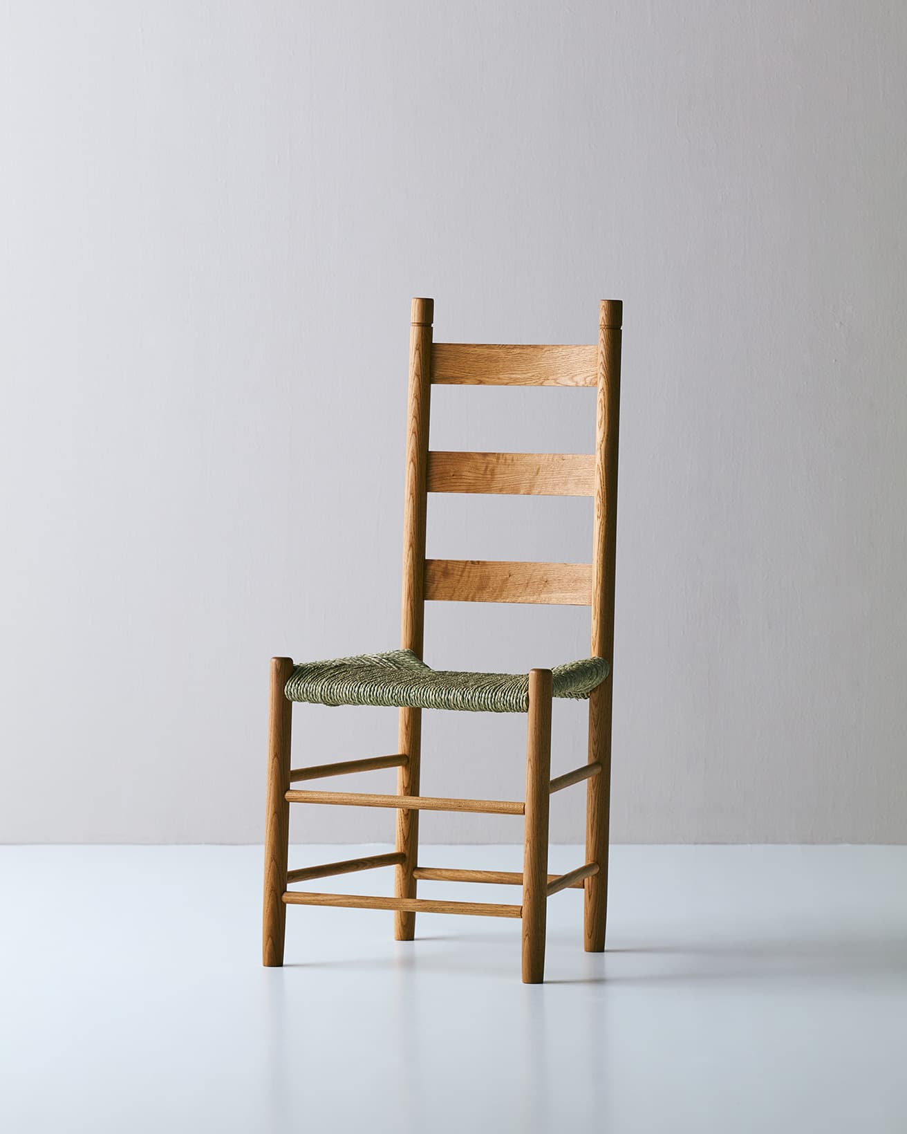 《Ann Shaker Highback Chair》（アン シェーカー ハイバック チェア）140,800～165,000円。