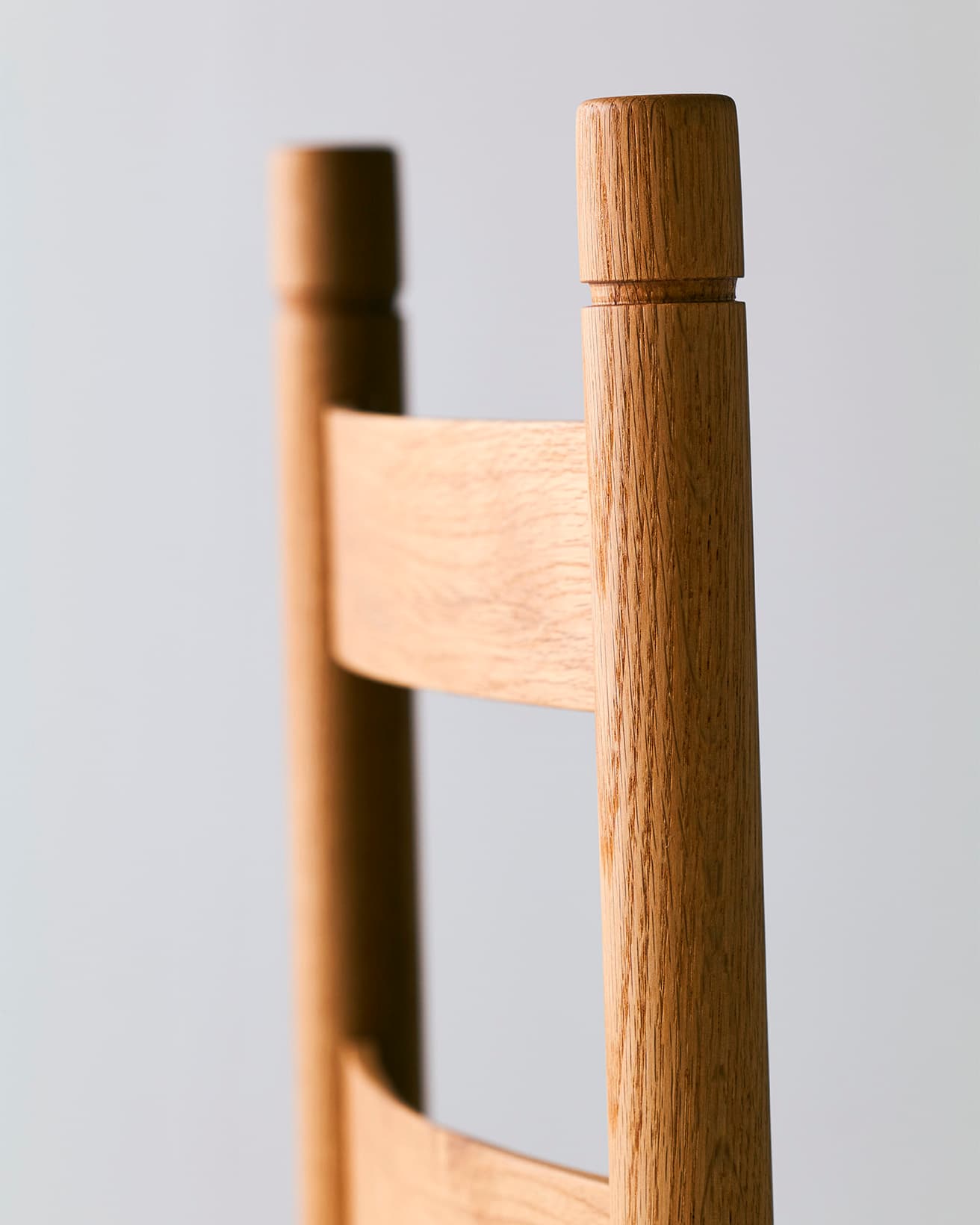 《Ann Shaker Highback Chair》。背柱の先端はチェア全体のバランスを考えて何度も調整。彫りの深さや角度、触感までこだわった。