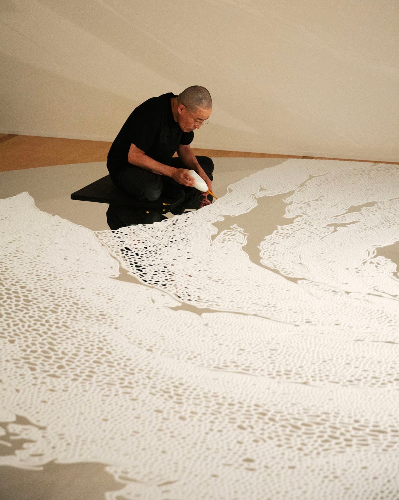 7月末、展示室で公開制作を行った山本基（やまもと もとい）。1966年広島県出身。塩によるインスタレーションや、迷宮や渦巻きをモチーフにしたドローイングを制作。主な個展に「「山本基しろきもりへ─現世の杜・常世の杜─」（彫刻の森美術館、2011年）など。『奥能登国際芸術祭2023』では前回に引き続き《記憶への回廊》（2021年）を展示。
