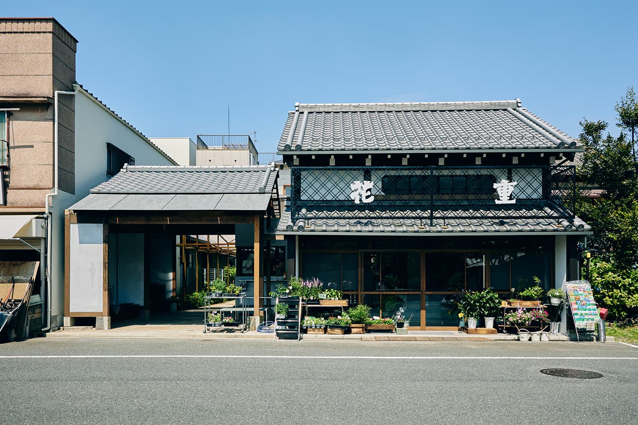 明治10年築と伝わる店舗部分の〈明治棟〉。登録有形文化財の外観は大切に残し、東日本大震災時に傾斜した屋根はジャッキアップされ、水平・垂直が蘇った。横に連なる江戸末期の門構えが残された〈長屋棟〉を通り、奥の庭へ。