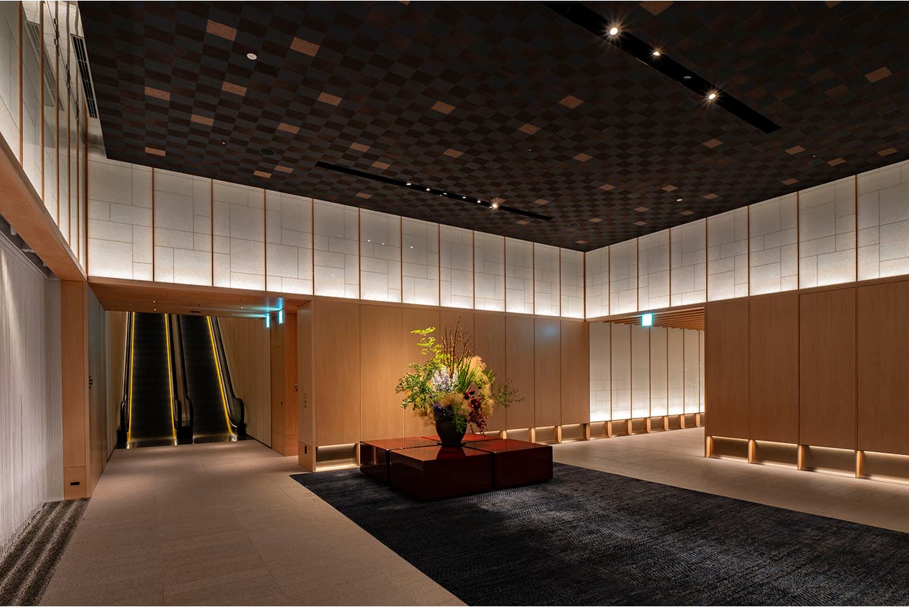 アライバルロビー。向かって左手にあるのが宗像大社の歴史を描いたアートワーク。