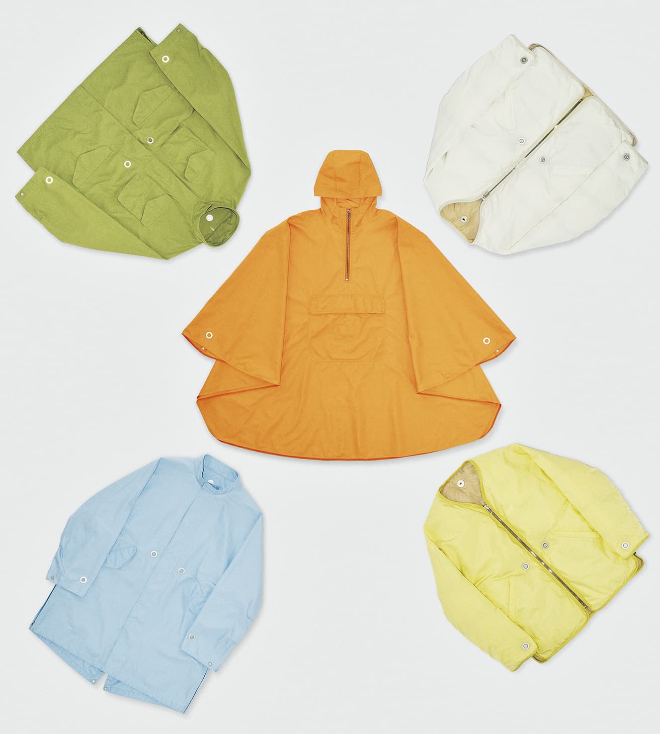 LoveFrom, Moncler　ジョニー・アイブが設立した〈LoveFrom〉と〈モンクレール〉とのコレクション。コアとなる《MONCORE》に加え、《FIELD JACKET》《PARKA》《PONCHO》が揃う。それぞれは花のような一枚の布に。10月10日発売予定。