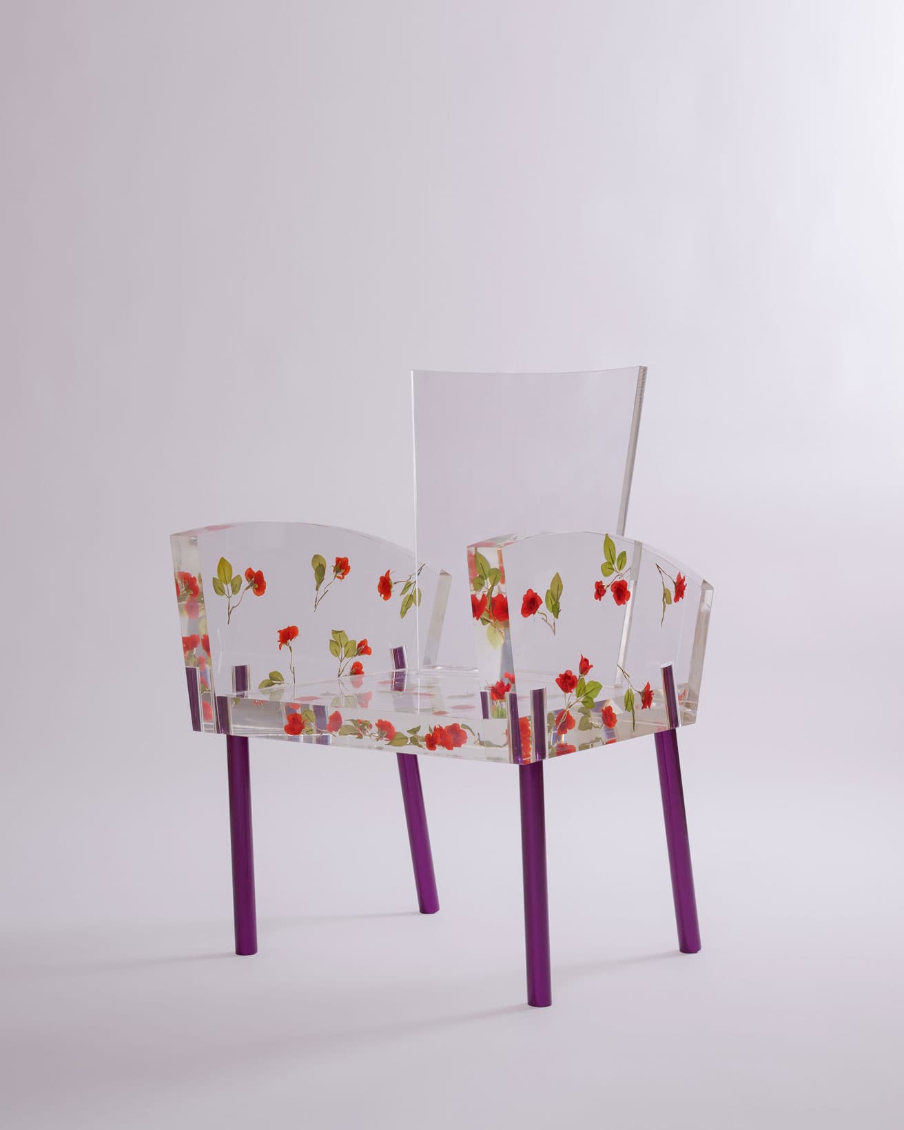 倉俣史朗《ミス・ブランチ》1988年　富山県美術館蔵　撮影：柳原良平　© Kuramata Design Office　造花の薔薇を閉じ込めたアクリルで作った名作椅子。『欲望という名の電車』のヒロイン、ブランチ・デュボアから命名された椅子は、世界に56脚しか存在しないため、価格が高騰し続けている。

