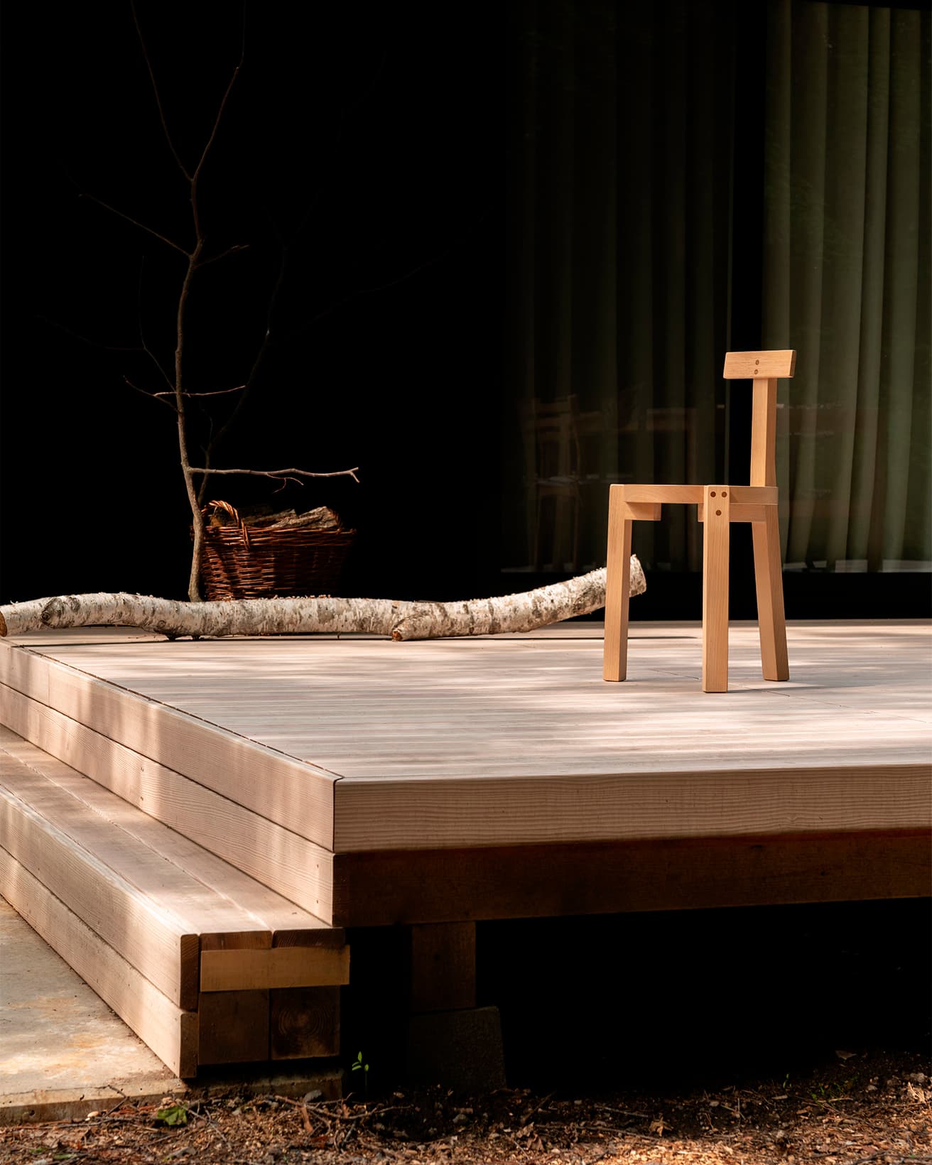 《Girafa Chair》。かつてブラジルのサルヴァドールにあった〈ベナンの家〉（Casa do Benin）は、リナ・ボ・バルディが設計を手がけており、そのレストランのために、マルセロ・フェハス、マルセロ・スズキと共に製作したオリジナル家具のひとつだ。現行品とオリジナルのヴィンテージが展示される。