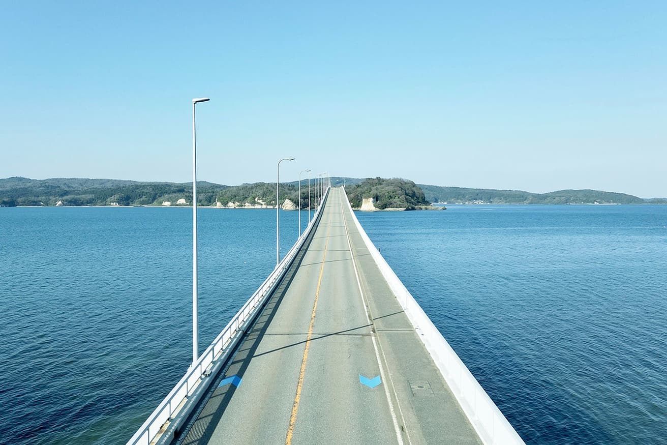 七尾市街と能登島を結ぶ能登島大橋。空と海、島が織りなす絶景が、リゾートへの期待感を高める。photo_Hitotsu Notojima