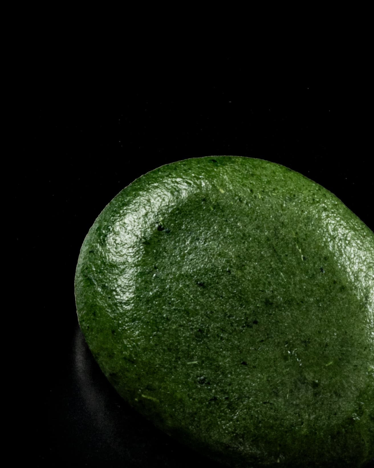 つやつやときめ細かな草餅の生地を見れば、いかに丹念に搗いているかが伝わってくる。