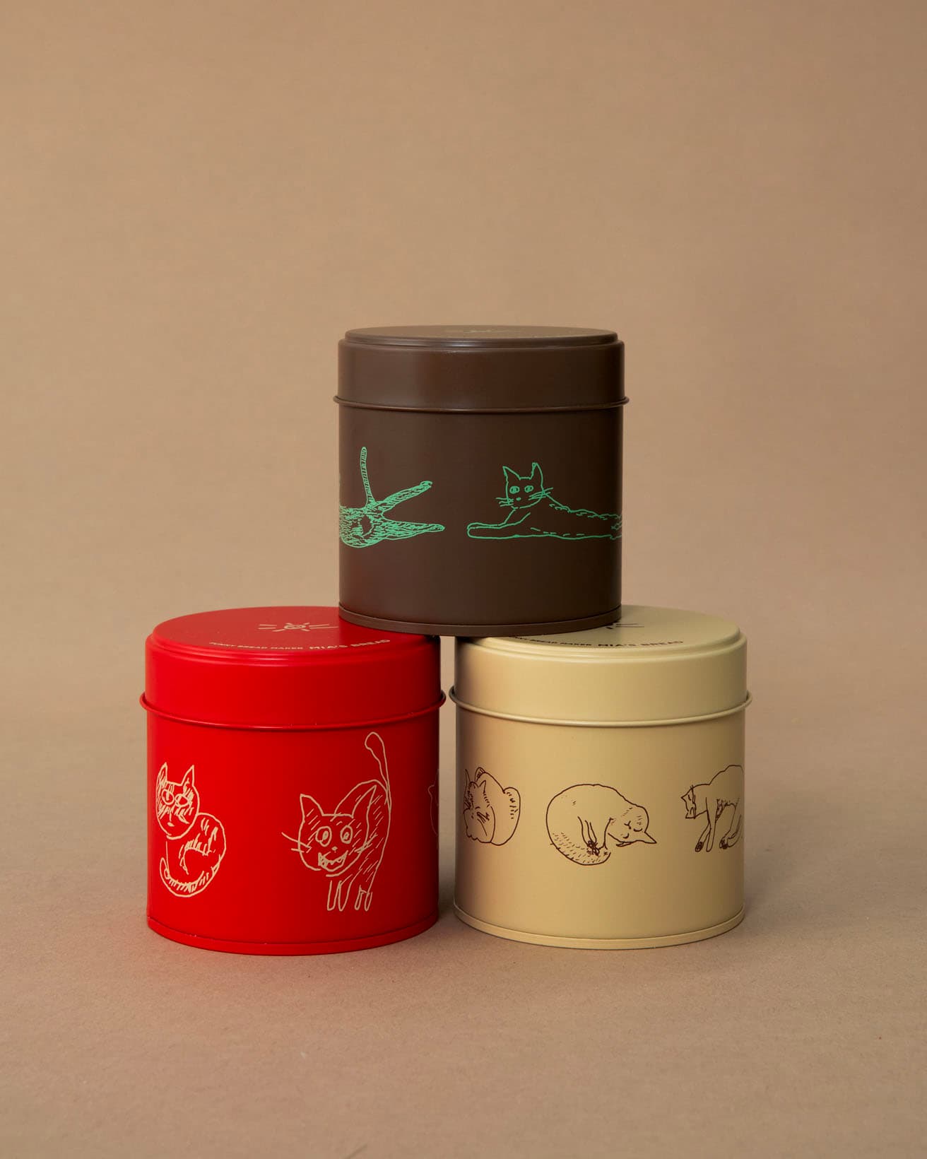 缶はレッド、ベージュ、ブラウンから好みの色をチョイス。描かれている猫の絵柄もそれぞれ違う。