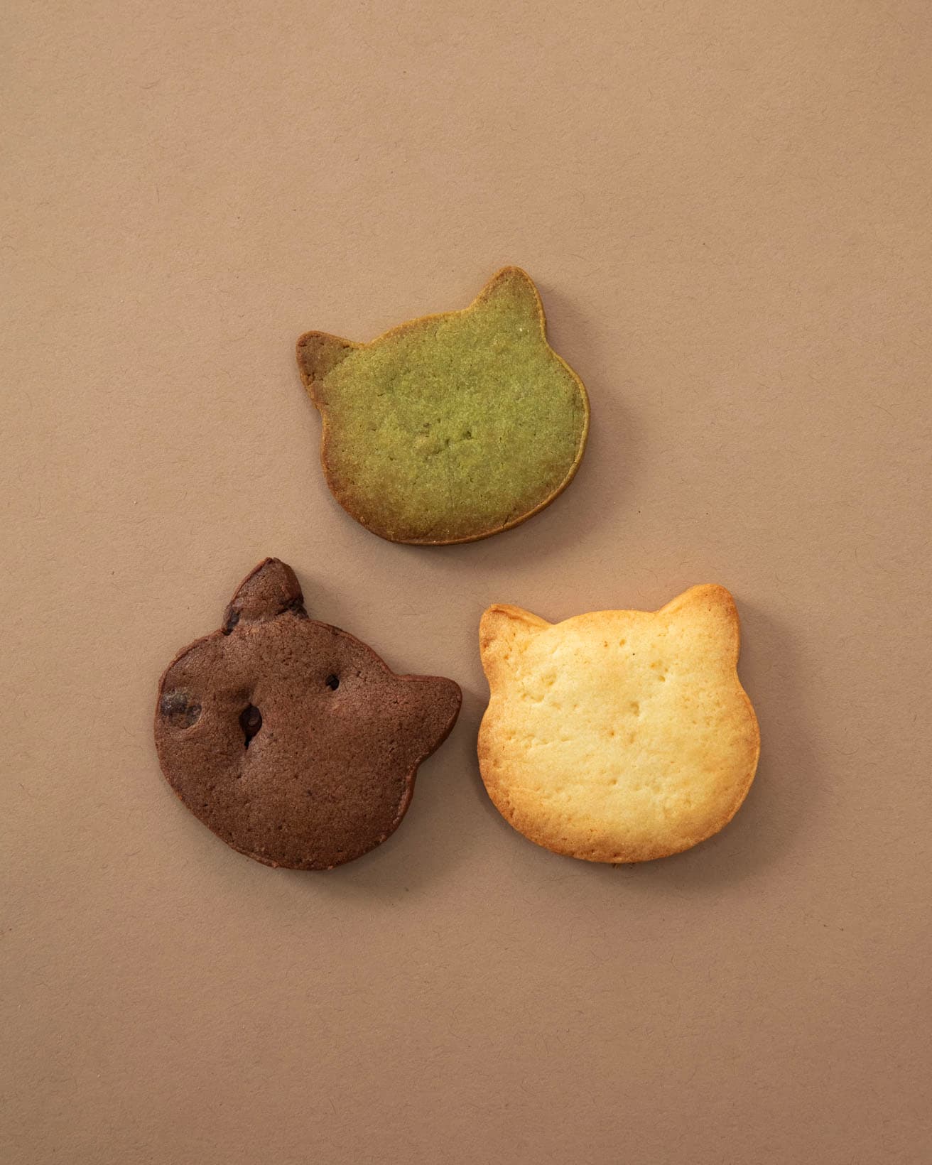 プレーン、抹茶、チョコレート味の猫の顔モチーフのクッキーを各2枚詰め合わせ。猫ちゃんクッキー缶シリーズ《ミックスサブレ缶》6枚入り 1,500円。