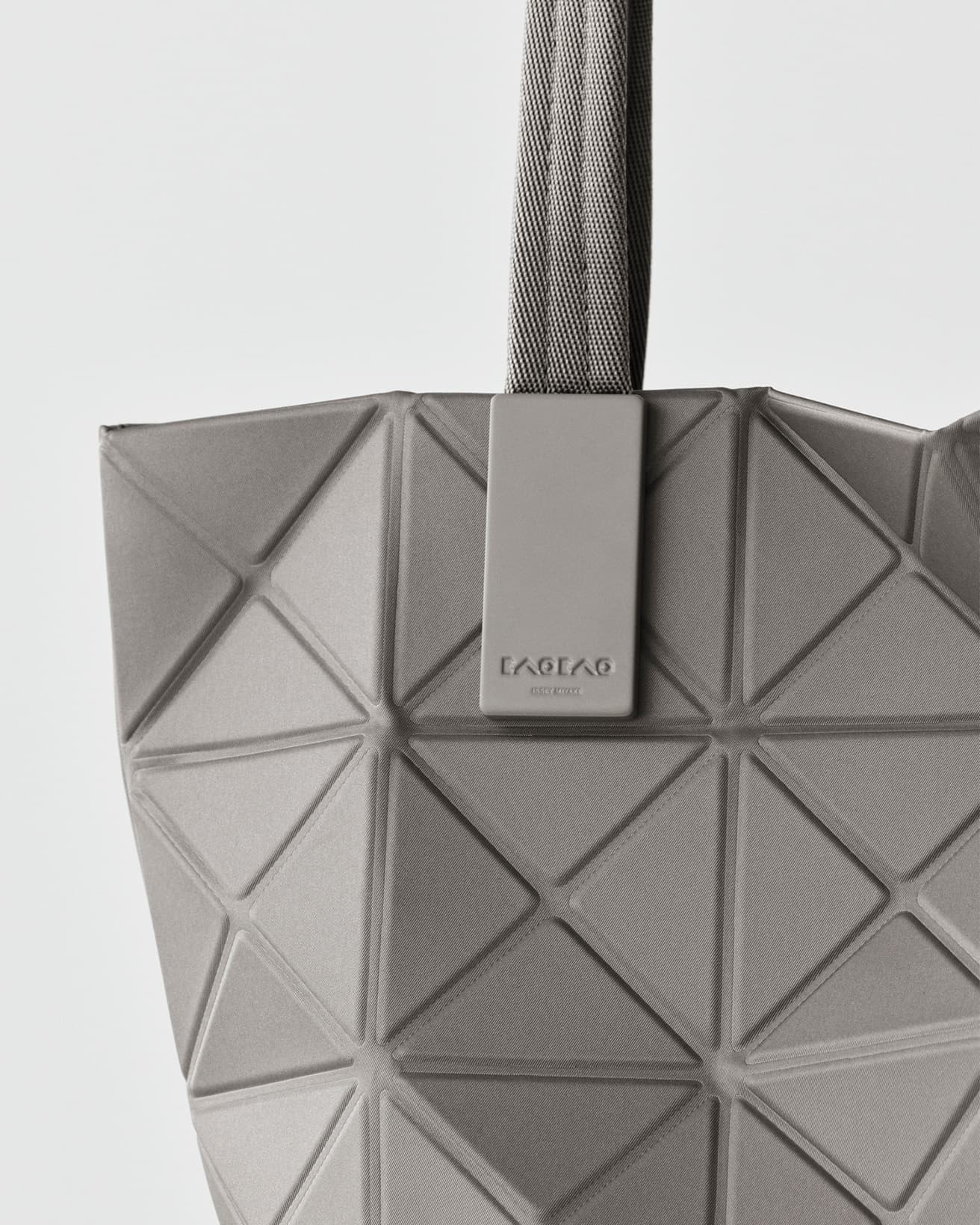 BAO BAO ISSEY MIYAKE〉ー自由に変化する革新的なバッグに日常となじむ 