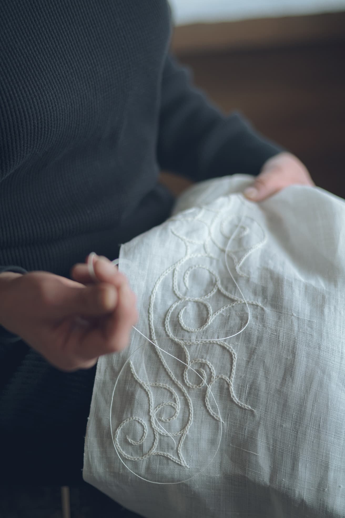 手刺繍の様子。